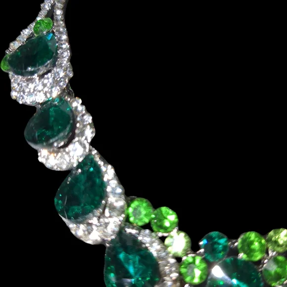 Elegant Green and Silver Jewelry Set - Picture 3 of 6